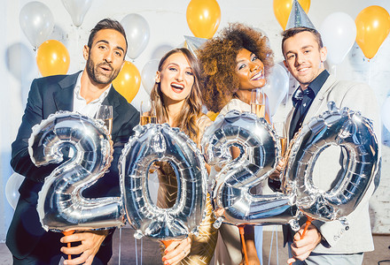 党员行为规范庆祝2020年之前新年的男女党员和妇女金子数字派对快乐眼镜团体烟花多样性朋友们套装背景
