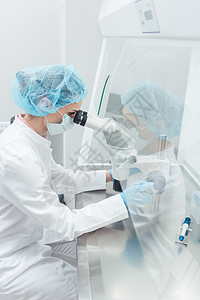 德国科学家实验室进行生物技术实验的科学家 从事生物技术试验诊所显微镜药品职业医生技术员测试外套工具工作服背景
