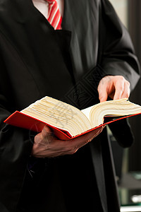 具有民法法典法的律师长袍男人法官法律法学家法庭躯干领带黑色背景图片