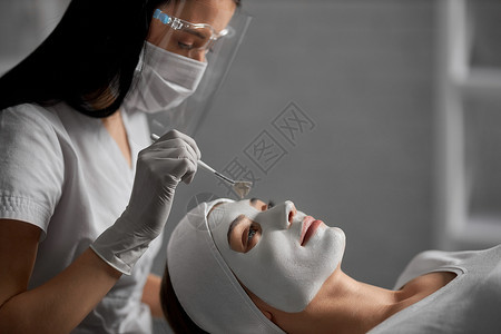 女人在美容师的洗脸程序上躺着高清图片