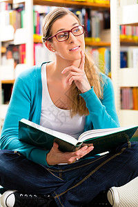 在图书馆学习的藏书数量众多的学生大学女孩压力女性学校文学知识考试图书阅读背景图片