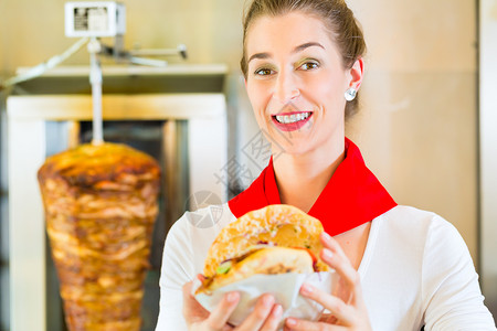 Kebab  热辣的多纳尔 配有新鲜原料女性小贩饥饿面包女士职业小卖部大排档酒吧食物背景图片