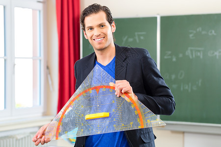 老师在上课课前三角形的教师测试黑板男人导师班级讲师教学工作大学学校背景图片