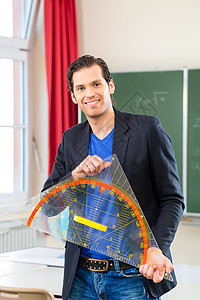 老师在上课课前三角形的教师语法导师学习职业测试讲师男人大学教育黑板背景图片