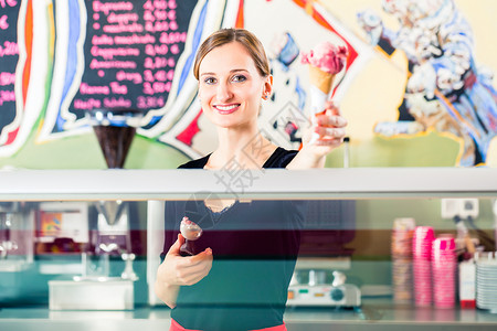 冰淇淋柜女销售员在柜台前送冰淇淋饼晶圆职业咖啡店美食服务胡扯水果微笑盘子女士背景
