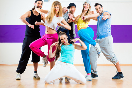 Zumba舞蹈室健身训练的舞蹈员乐趣男人健身房中心学校运动快乐韵律班级尊巴背景图片