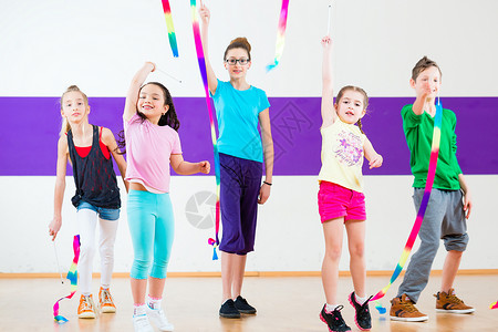 孩子们在舞蹈课上跳舞 带围巾的学校团体韵律中心编舞乐趣舞蹈家冒充男孩们训练背景图片