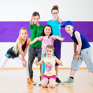 孩子们在舞蹈学校中训练Zumba健身中心乐趣女孩们班级尊巴韵律运动喜悦冒充团体背景图片