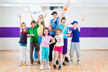尊巴健身舞蹈老师给孩子们提供Zumba健身班老师中心冒充训练尊巴男孩们班级韵律团体女孩们背景