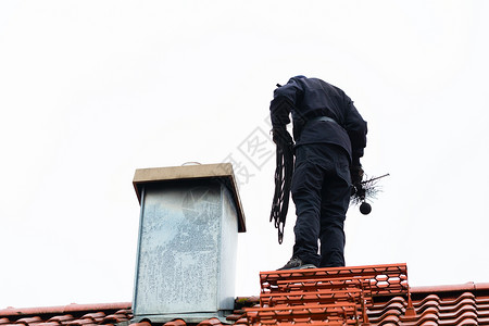 在家工作屋顶上打扫烟火男人房子黑色检查职业清扫烟囱高清图片