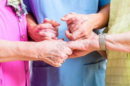 老年护理护士 有两名老年妇女疗养院老年人服务老人照顾者社会女士祖母团体医学背景图片