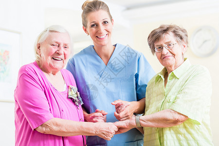 老年护理护士 有两名老年妇女医学祖母老人照顾者疗养院退休社会女士养老院职员背景图片