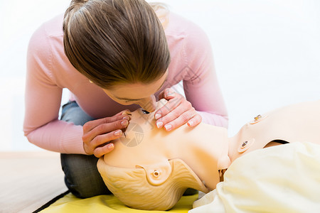 口对口人工呼吸妇女培训用假人进行口对口呼吸捐赠通风娃娃女士水平线职业训练班级玩具救援人员背景