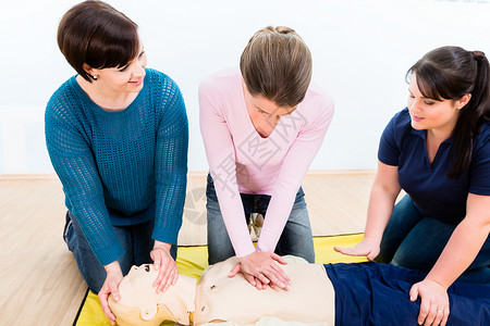 接受急救课程的妇女群体人数女性工作护理人员驾照中风按摩药品呼吸保障训练背景图片