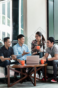 由4名专职雇员组成的团队共同工作咖啡跨国创新办公室桌子职场团体员工电脑互联网背景图片