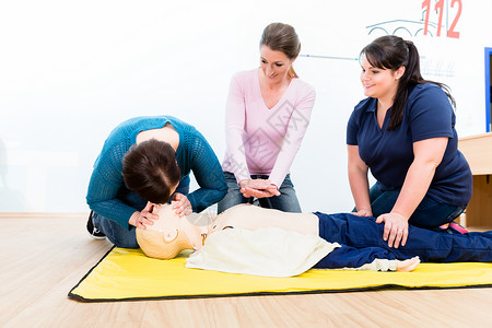接受急救课程的妇女群体人数心脏病帮助保障通风心脏玩具驾照救援女士服务背景图片