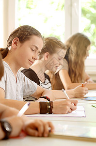 学生或学生在学校写作考试集中孩子们青年女孩们班级知识测试健身房队友工作教学背景图片
