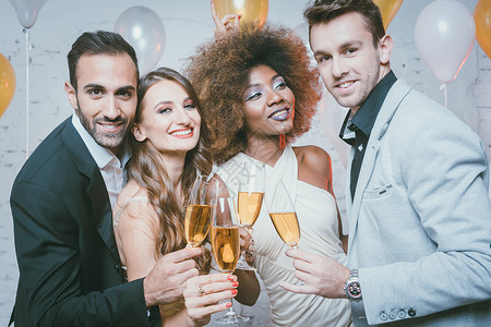 一群聚众欢庆喝酒的聚会群众俱乐部眼镜夫妻快乐新年乐趣酒精女孩们女性庆典背景图片