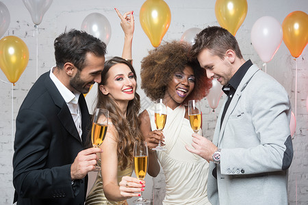 一群聚众欢庆喝酒的聚会群众庆典快乐新年朋友们乐趣潜水员团体数字俱乐部夫妻背景图片