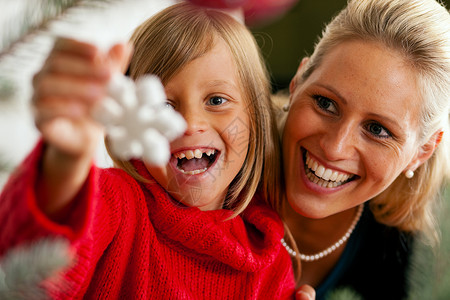 家庭装饰圣诞树金发孩子女儿装潢母亲背景图片