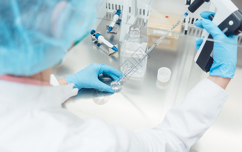 德国科学家实验室进行生物技术实验的科学家 从事生物技术试验防护生物学家技术员科学职业手套干细胞外套工具孵化器背景