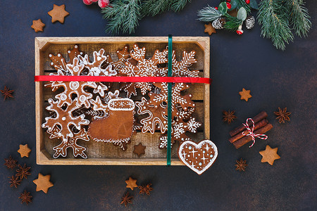 装饰饼干装饰圣诞姜饼饼干 放在木箱中 上面有红色和绿色丝带 顶部视图 空间背景