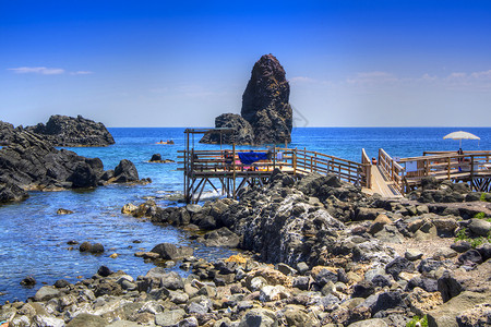 aciAci Trezza海滩晴天岩石糕点假期巨人独眼地标支撑旅行海岸背景