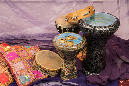 达哈布带达布卡 坦慕林和的腹部震荡组乐器侧边视图背景