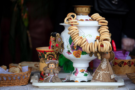 白俄罗斯 Gomil 市 2020 年 2 月 24 日 Maslenitsa 假期 俄罗斯茶炊和很多百吉饼 俄罗斯的象征背景图片