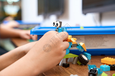 玩具机器人隐姓埋名的孩子使用建筑工具俱乐部孩子们工程师玩具工艺科学朋友技术班级学校背景