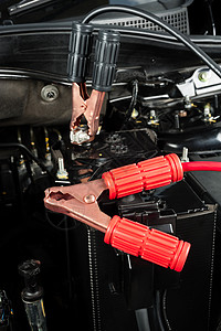 顺风夹子车使用跳跃电缆维修金属机房帮助夹子夹钳车辆红色引擎电池背景