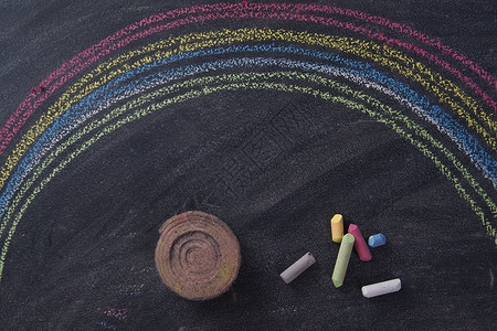 带粉笔的彩虹婴儿学校线条游戏黑色乐趣绘画学习灰尘曲线背景图片