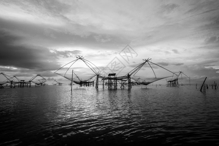 泰国日出时 桑克拉湖高清图片