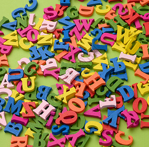 绿色背景中英文字母表的多色木制字母童年字体学校蓝色红色玩具语言英语知识教育背景