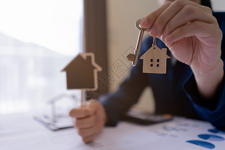 房地产代理销售经理持有客户钥匙并持有签名房屋报价和房屋保险 房主 租赁物业购买 抵押投资贷款 所有权概念背景图片