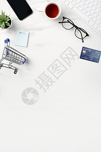 信用卡模板使用信用卡 智能电话和电脑的网上购物概念最优视点平铺手机办公室蓝色电子商务键盘桌子高架笔记本卡片背景