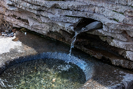 泉水流在石头上的泉源溪流运动液体风景巨石森林环境高清图片