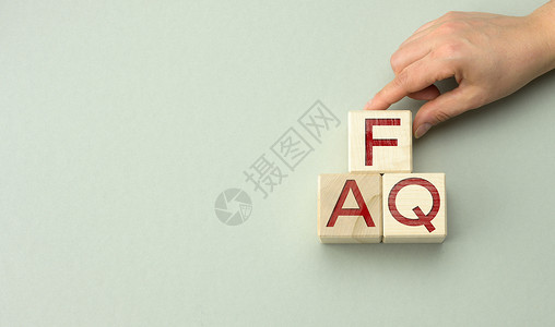 在灰色背景的木块上输入 FAQ( 经常询问的问题) QA 概念 帮助和提示背景