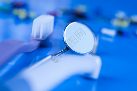 保健 病理学设备 牙科概念卫生技术镜子蓝色金属医疗治疗矫正牙医白色背景图片