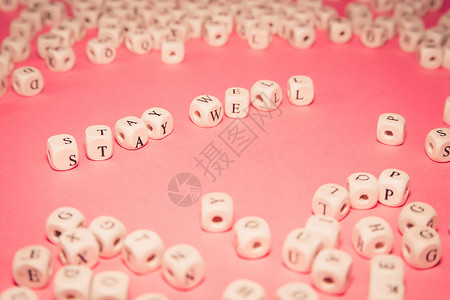 大骰子白骰子在粉色糊面背景上 保持良好的信息 健康和生命概念凸版卫生快乐字母安全停留营销疾病路标职业背景