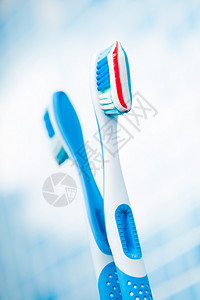 防范措施带红条纹牙膏的蓝蓝牙刷背景