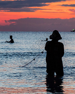 美术生素材网一个渔民正在柬埔寨高梁的日落渔场捕鱼摄影海岸天堂橙色海岸线高棉语渔夫蓝色旅游旅行背景