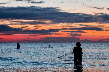 美术生素材网一个渔民正在柬埔寨高梁的日落渔场捕鱼旅行长老海岸线支撑男人晴天海洋高棉语热带橙色背景