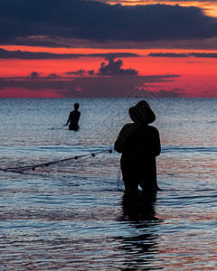美术生素材网一个渔民正在柬埔寨高梁的日落渔场捕鱼旅行天堂高棉语热带蓝色美术支撑对比海岸空间背景