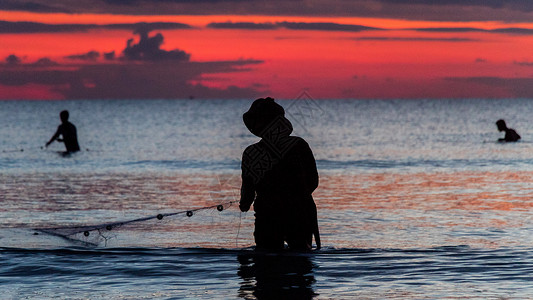 美术生素材网一个渔民正在柬埔寨高梁的日落渔场捕鱼支撑蓝色色彩海滩橙色美术海岸线海岸天堂高棉语背景