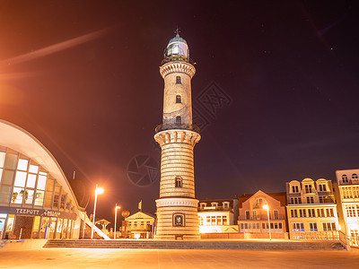 古旧的灯塔和石刻方形 位于海港绿化水域上方海洋信号码头导航地平线旅行地标海岸港口建筑学背景图片