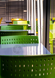 餐厅里没人坐的空桌椅和椅子白色大学学校食堂木头绿色座位食物家具背景图片