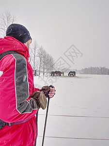 我有一个雪鞋带雪鞋和技术室外衣物的登山者活动背包男人装备马场雪鞋成人极限远足太阳镜背景