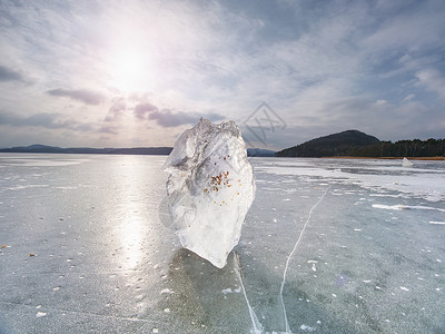 隆重试营业破冰 在冷冻的湖上漂浮着日落的天空透明度波浪液体寒冷冻结海洋巨石裂缝干旱场景背景