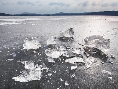 冰冻湖水层的冰碎碎片 冰破了支撑雪花裂缝蓝色冻结褪色冰山泡沫岩石三角形图片